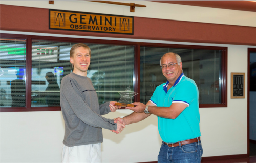 Andy Stephens (left) receiving the STAR award from last year's recipient John White, Senior Instrumentation Engineer at Gemini North.