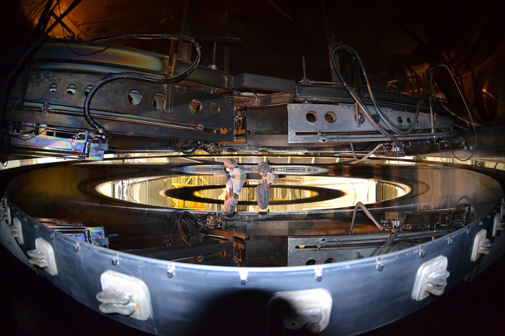 Optical Engineers of Gemini South are inspecting the primary mirror just after the end of the 7-hour process inside the coating chamber.
