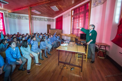 Erich Wenderoth, Especialista de Operaciones Científicas, interactúa con estudiantes de La Serena, durante el último Viaje al Universo.