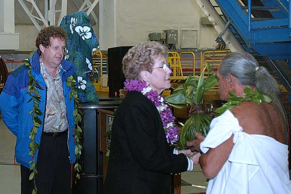 Hawaiian elder Kimo Keali'i Pihana, presents Marian Gillett a makana